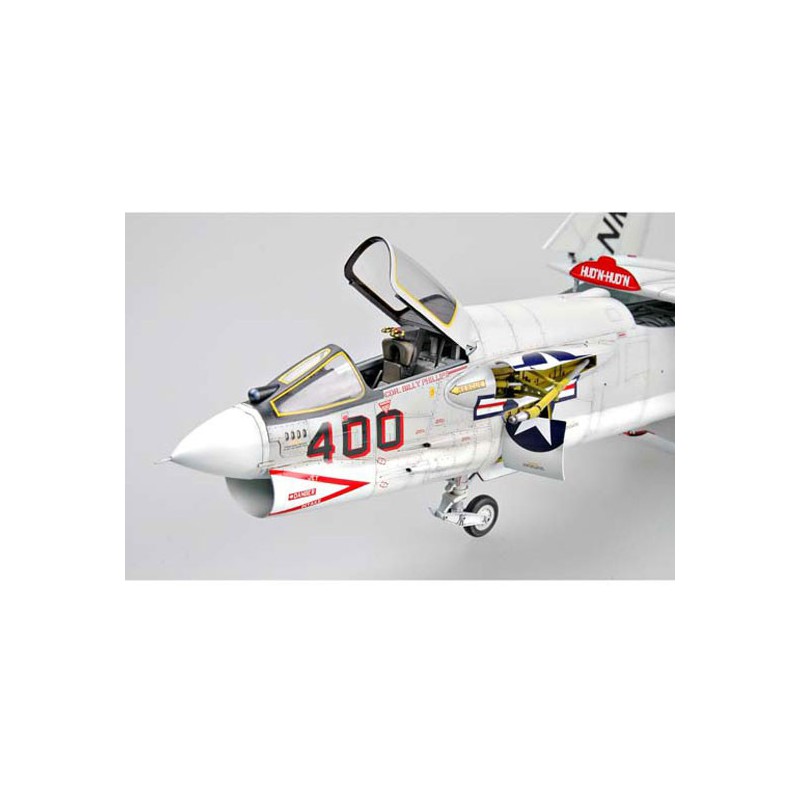 Maquette d'avion en plastique F-8E CRUSADER