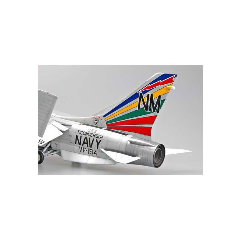 Maquette d'avion en plastique F-8E CRUSADER