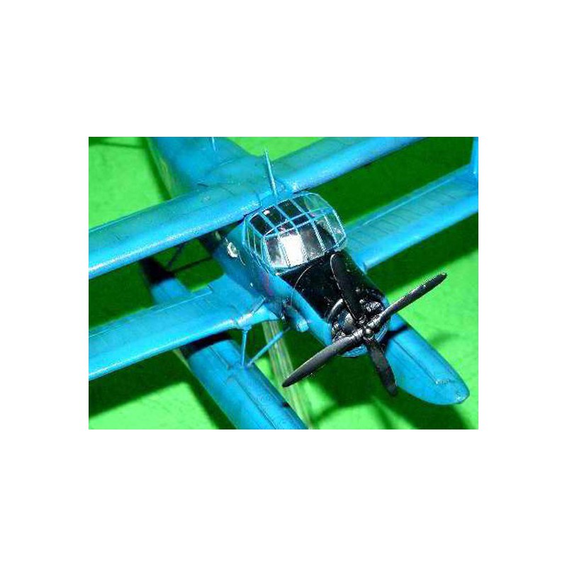 Maquette d'avion en plastique Antonov An-2V Colt on float