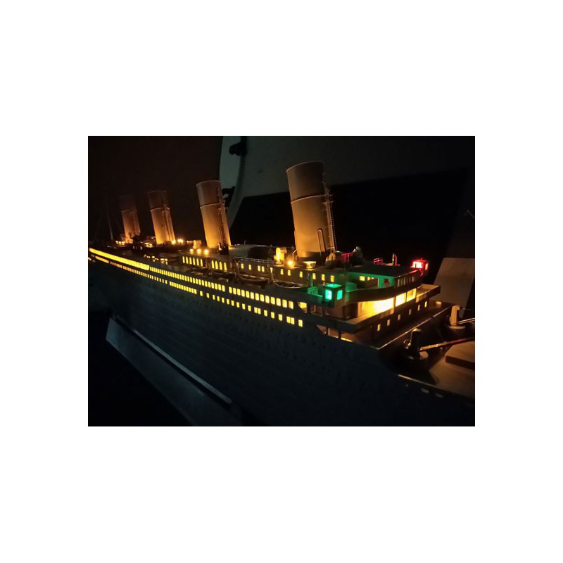 Maquette de Bateau en plastique R.M.S. TITANIC 1/200