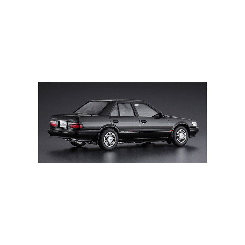 Maquette de voiture en plastique NISSAN BLUEBIRD 1/24