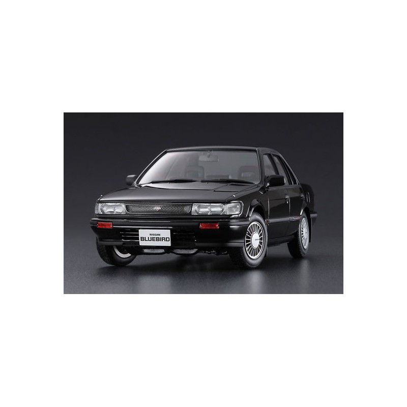 Maquette de voiture en plastique NISSAN BLUEBIRD 1/24